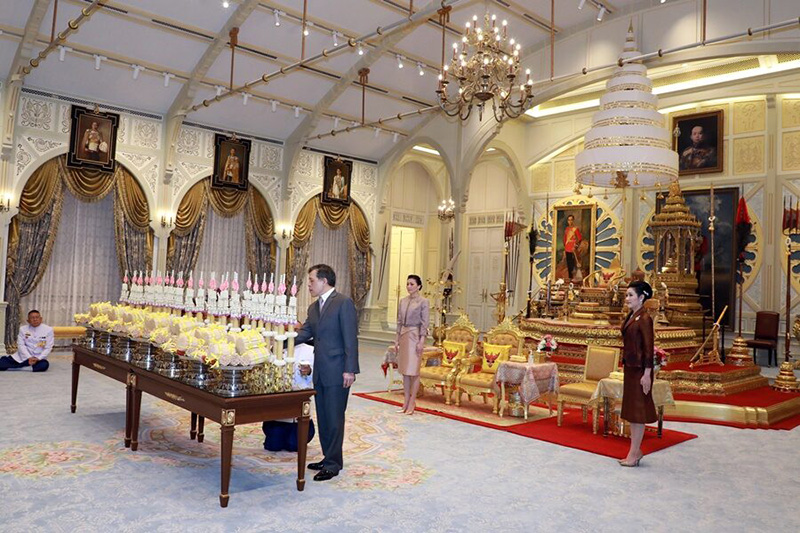 ในหลวง ร.10 พระราชินี เสด็จฯ ออก พร้อมด้วย เจ้าคุณพระ ในหลวง ร.10 พระราชินี เสด็จฯ ออก พร้อมด้วย เจ้าคุณพระ