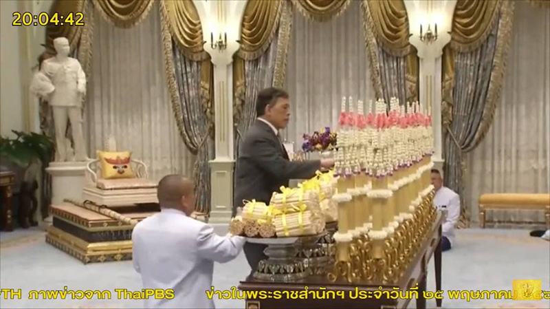 ในหลวง ร.10 พระราชินี เสด็จฯ ออก พร้อมด้วย เจ้าคุณพระ ในหลวง ร.10 พระราชินี เสด็จฯ ออก พร้อมด้วย เจ้าคุณพระ