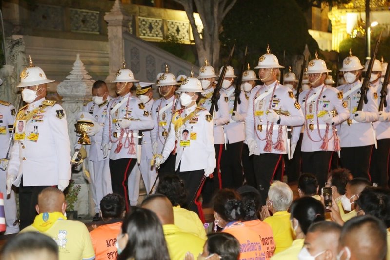 ทรงเปลี่ยนเครื่องทรงพระแก้วมรกต ทรงเปลี่ยนเครื่องทรงพระแก้วมรกต