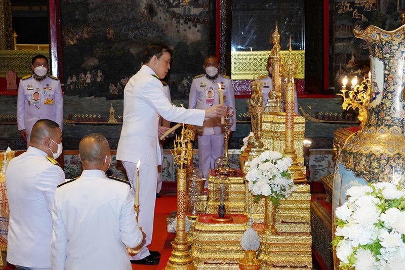 ทรงเปลี่ยนเครื่องทรงพระแก้วมรกต ทรงเปลี่ยนเครื่องทรงพระแก้วมรกต