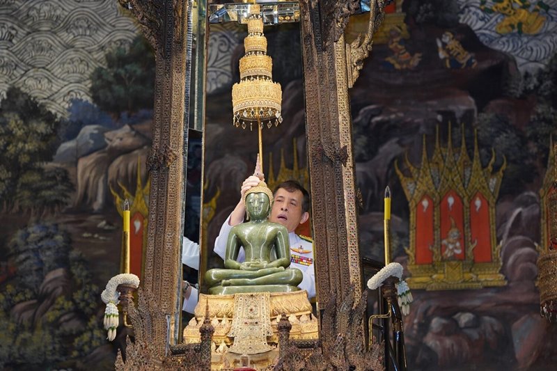 ทรงเปลี่ยนเครื่องทรงพระแก้วมรกต ทรงเปลี่ยนเครื่องทรงพระแก้วมรกต