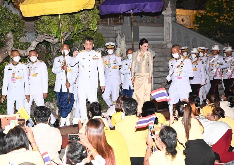 ทรงเปลี่ยนเครื่องทรงพระแก้วมรกต ทรงเปลี่ยนเครื่องทรงพระแก้วมรกต