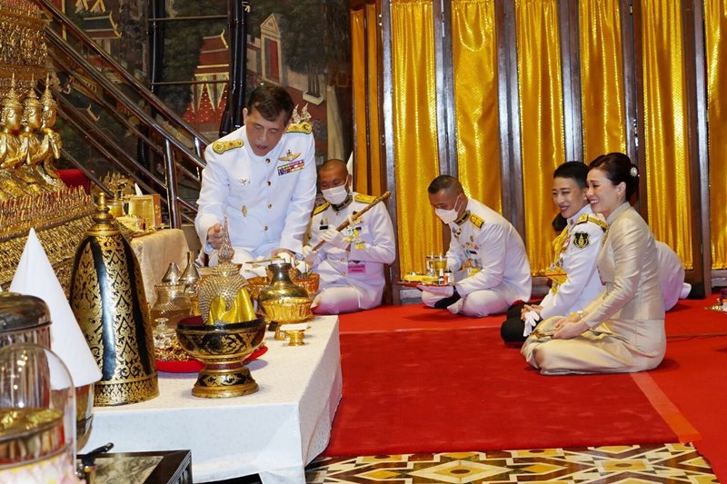 ทรงเปลี่ยนเครื่องทรงพระแก้วมรกต ทรงเปลี่ยนเครื่องทรงพระแก้วมรกต