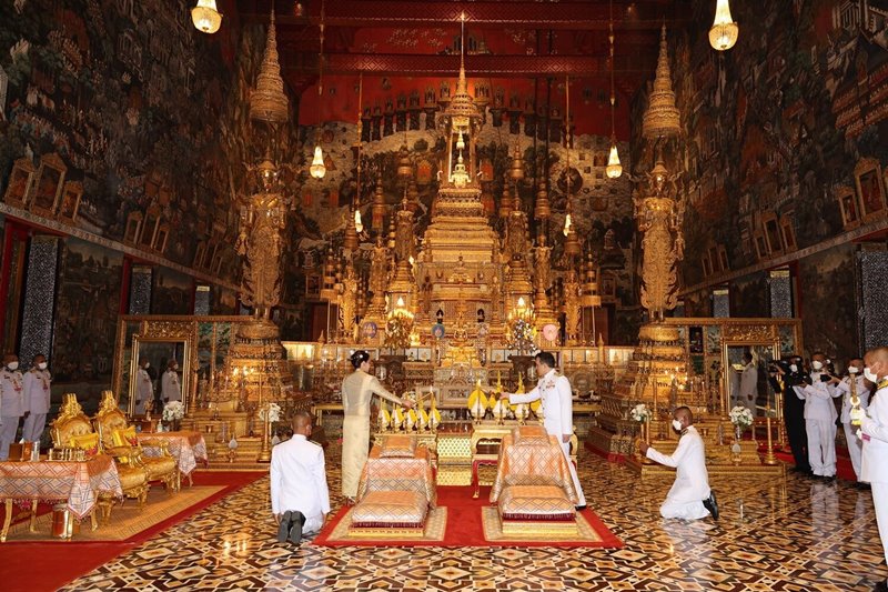 ทรงเปลี่ยนเครื่องทรงพระแก้วมรกต ทรงเปลี่ยนเครื่องทรงพระแก้วมรกต