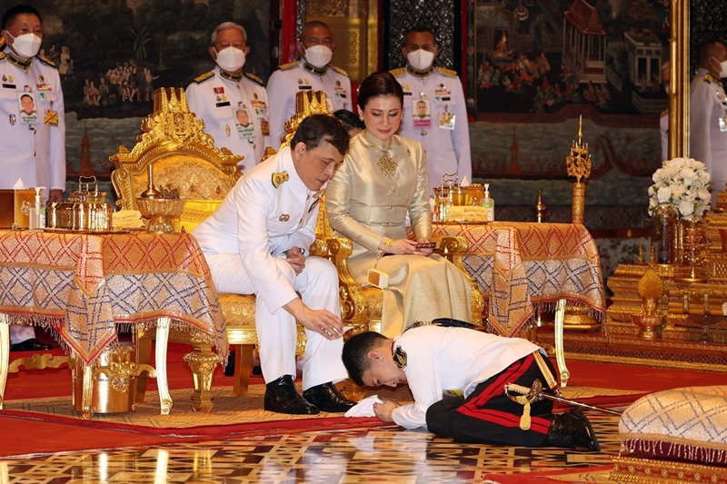 ทรงเปลี่ยนเครื่องทรงพระแก้วมรกต ทรงเปลี่ยนเครื่องทรงพระแก้วมรกต