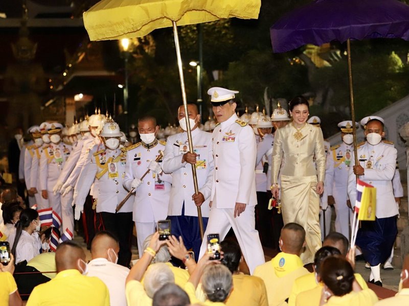 ทรงเปลี่ยนเครื่องทรงพระแก้วมรกต ทรงเปลี่ยนเครื่องทรงพระแก้วมรกต