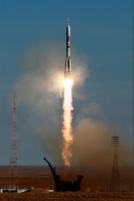 นักบินรัสเซียพาคบเพลิงท่องอวกาศ ก่อนใช้ในโอลิมปิก 2557