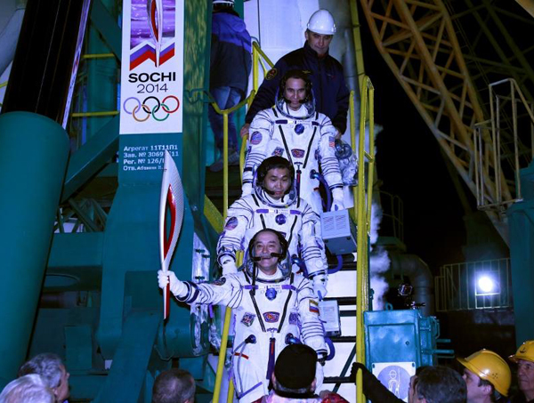 นักบินรัสเซียพาคบเพลิงท่องอวกาศ ก่อนใช้ในโอลิมปิก 2557