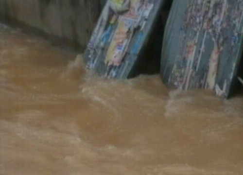 น้ำยังผุดทะลักเข้าท่วมตลาดสุโขทัย 4 จุด