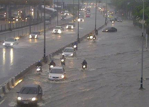 ฝนตกทั่วกรุง - กทม. ทวีตขอโทษระบายน้ำช้า