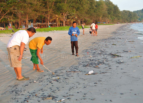 คราบน้ำมันเกลื่อนชายหาดแม่รำพึง คนผวาไม่กล้าเล่นน้ำ