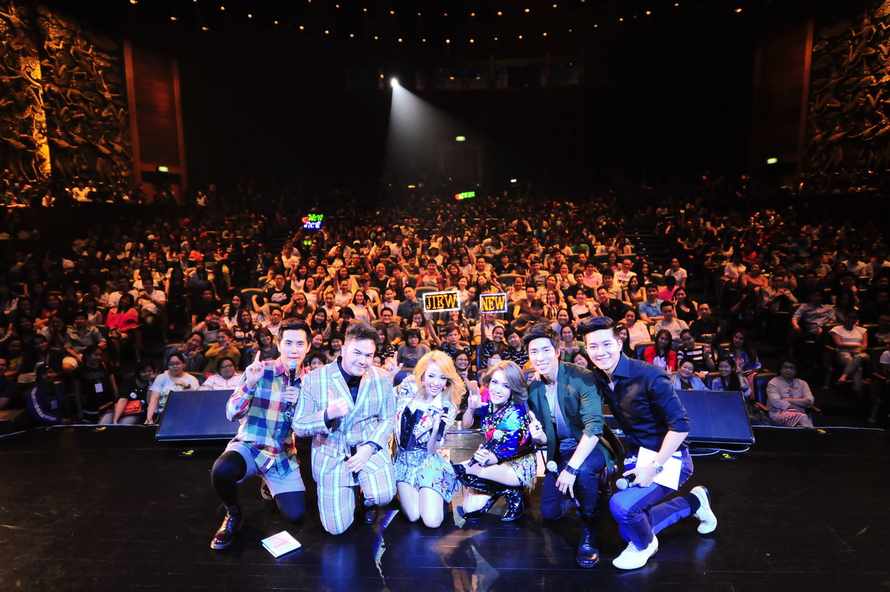 นิว จิ๋ว ใส่เต็มสตีมเวที Cover Night Plus ชุดแน่น โชว์เริ่ด นิว จิ๋ว ใส่เต็มสตีมเวที Cover Night Plus ชุดแน่น โชว์เริ่ด