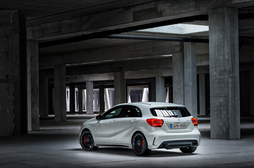 หรูเริ่ดแต่ทรงพลัง กับ Mercedes Benz A45 AMG 