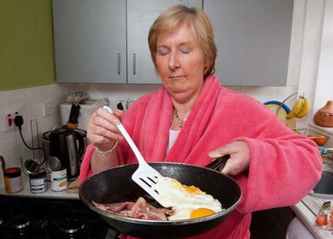 สุดแปลก! หญิงอังกฤษละเมอทำกับข้าว-กินอาหารกลางดึกทุกคืน