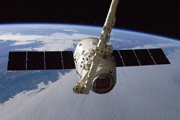 SpaceX Dragon ยานขนส่งทางอวกาศลำแรกของโลก
