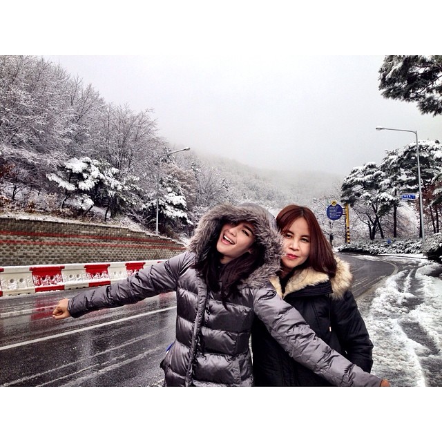 วิว วรรณรท ควงครอบครัวสัมผัสหิมะ หนาวสุดขั้วที่เกาหลี