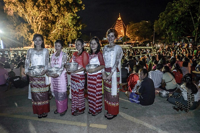 ประเพณีรดน้ำต้นโพธิ์ และออกร้านตลาดนิพพาน