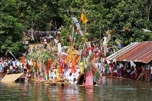 ลอยเรือสะเดาะเคราะห์ชาวมอญ