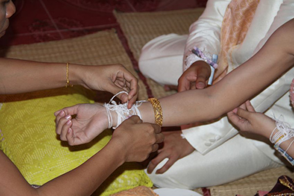 พิธีผูกข้อมือแต่งงาน พิธีผูกข้อมือแต่งงาน