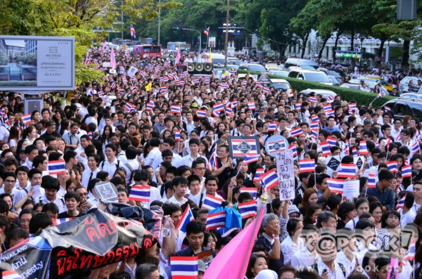  ไทยสะท้าน ม็อบปลุกกระแสสังคมต้านนิรโทษกรรมสุดซอย