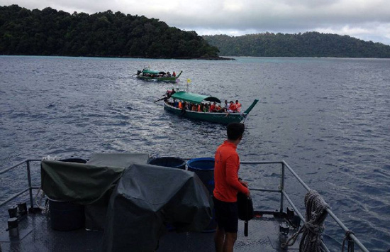 คลื่นซัดนักท่องเที่ยวติด เกาะสิมิลัน - เกาะสุรินทร์ กองทัพเรือรุดช่วย