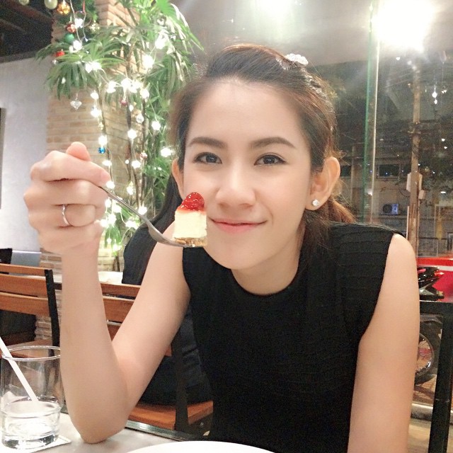 พลอย ภัทรากร ประวัติ พลอย ภัทรากร ประวัติ