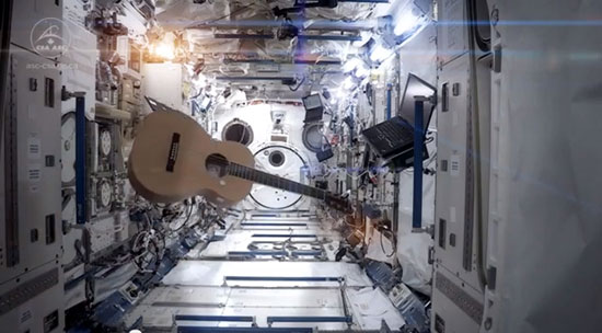 คริส แฮดฟิลด์ นักบินอวกาศ ทำ MV ลาสถานีอวกาศกลับสู่โลก