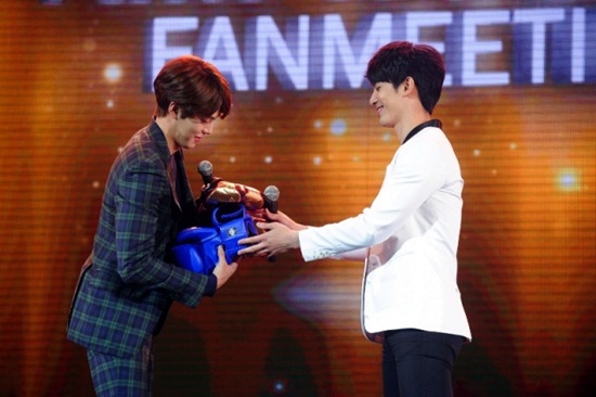 คิมอูบิน ทุ่มสุดตัว ไฮทัชแฟนคลับ 5 พันชีวิต ฟินทั้งฮอลล์ คิมอูบิน ทุ่มสุดตัว ไฮทัชแฟนคลับ 5 พันชีวิต ฟินทั้งฮอลล์