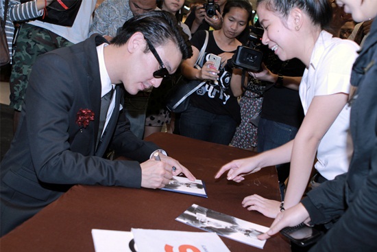 บุรินทร์ กรู๊ฟไรเดอร์ บุรินทร์ กรู๊ฟไรเดอร์