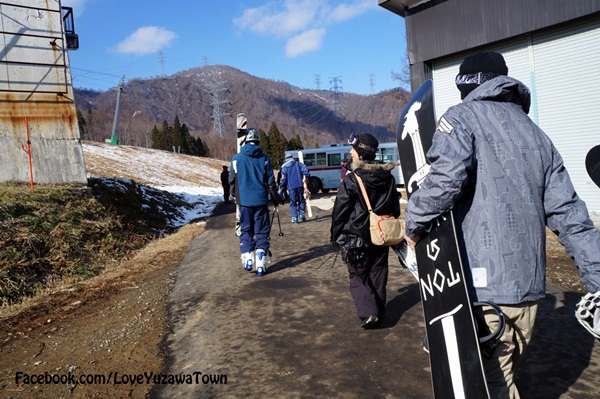 เที่ยวญี่ปุ่น ไปลานสกี Kagura ช่วงฤดูใบไม้แดงก็ดูหิมะได้