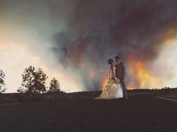  ชมภาพคลาสสิก คู่รักออริกอนแต่งงานท่ามกลางไฟไหม้ป่า