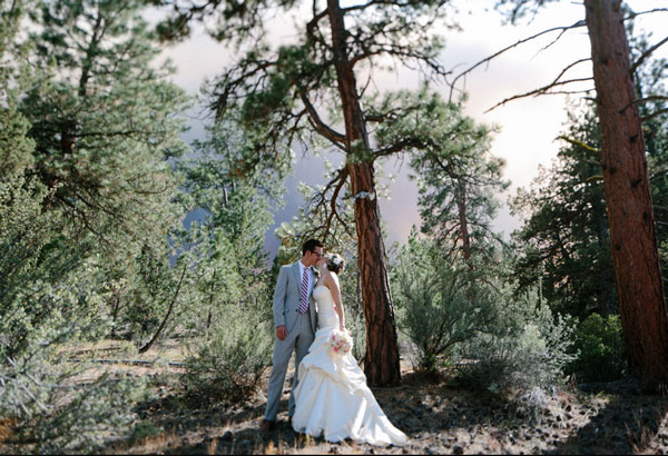  ชมภาพคลาสสิก คู่รักออริกอนแต่งงานท่ามกลางไฟไหม้ป่า