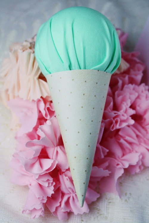 D.I.Y. โมบายไอศกรีมโคน สีสันหวาน ๆ ของงานปาร์ตี้