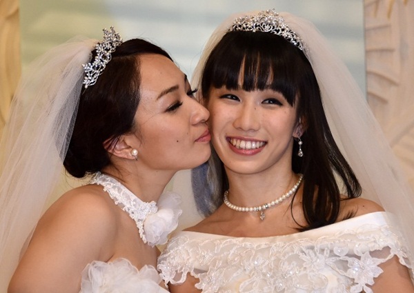 ดาราสาวญี่ปุ่นวิวาห์คู่เลสเบี้ยน จี้ไฟเขียวแต่งงานรักร่วมเพศ