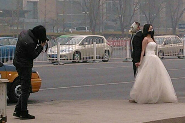 บ่าวสาวในปักกิ่ง สวมหน้ากากกันแก๊สพิษถ่ายรูปแต่งงาน ประชดรัฐ