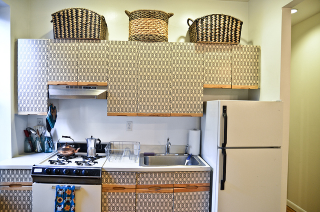  DIY เปลี่ยนลุคห้องครัวบิวท์อิน ด้วยสติ๊กเกอร์เก๋ ๆ
