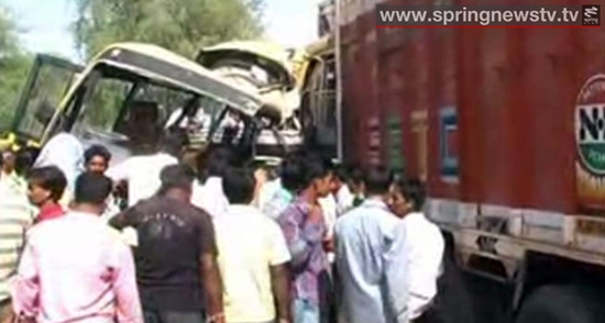 รถโรงเรียนซิ่งชนรถบรรทุกในอินเดีย นักเรียนดับ 9 เจ็บ 20