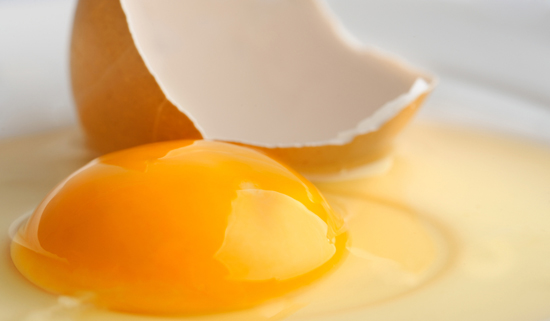 10 วิธีขจัดคราบไข่ไก่บนพื้นผิวต่าง ๆ ให้หมดจด