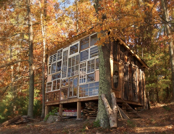  บ้านไม้กลางป่า สร้างจากบานหน้าต่างเก่า