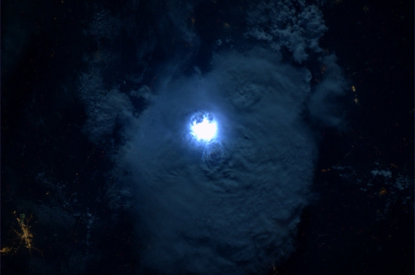 ภาพความสวยงามของสายฟ้าในลมพายุ ที่ส่งตรงจากอวกาศ