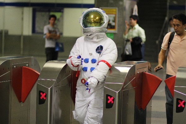 นักบินอวกาศ ขึ้นรถไฟฟ้าใต้ดิน