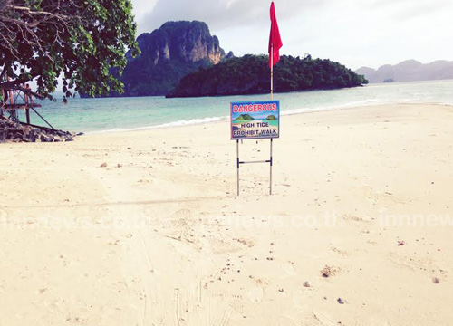 ทะเลแหวก ปักธงแดงเตือนนักท่องเที่ยวระวังเล่นน้ำ