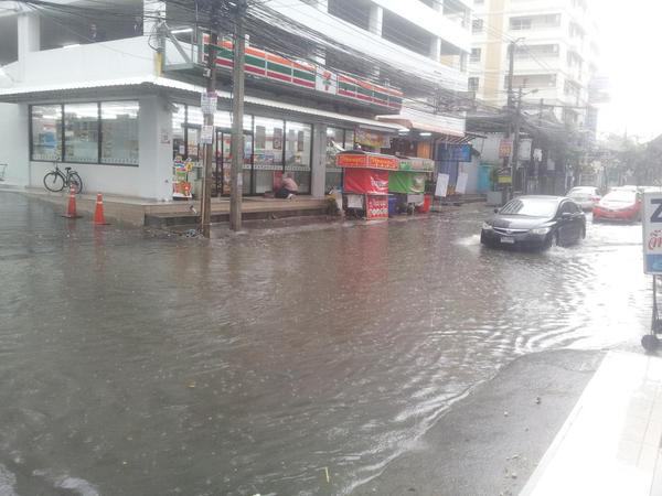 พายุฝนตกกระหน่ำทั่วกรุงเทพฯ น้ำท่วมขัง-รถติดหนึบหลายพื้นที่
