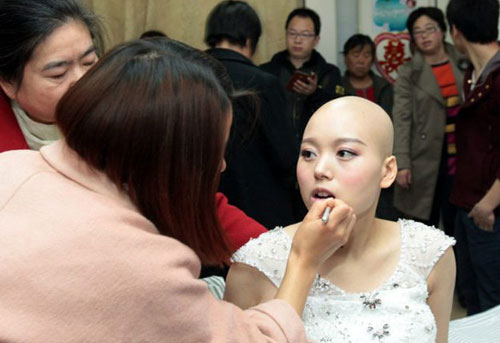 คลิปสุดเศร้า หนุ่มจีนแต่งแฟนสาวมะเร็งระยะสุดท้าย ร้องไห้กันทั้งงานคลิปสุดเศร้า หนุ่มจีนแต่งแฟนสาวมะเร็งระยะสุดท้าย ร้องไห้กันทั้งงาน