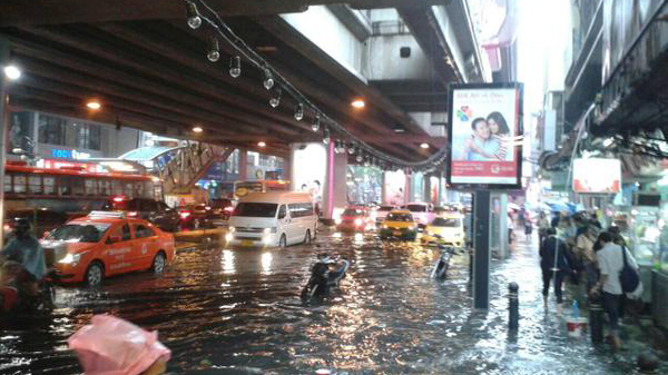 พายุฝนตกกระหน่ำทั่วกรุงเทพฯ น้ำท่วมขัง-รถติดหนึบหลายพื้นที่
