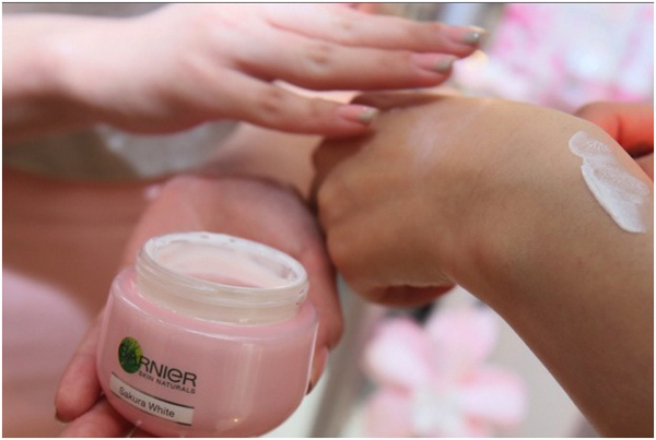 Garnier Sakura White