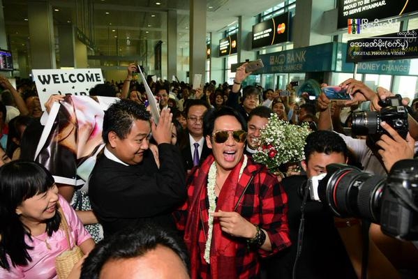 เบิร์ด ธงไชย ขึ้นเวทีแจมร้องเพลง สบาย สบาย กับดาราพม่า (มีคลิป) เบิร์ด ธงไชย ขึ้นเวทีแจมร้องเพลง สบาย สบาย กับดาราพม่า (มีคลิป)