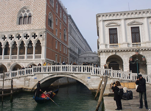 สภาเมืองเวนิสสั่งนักท่องเที่ยวห้ามใช้กระเป๋าล้อลาก