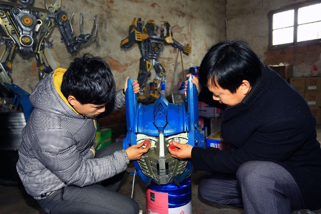 พ่อ-ลูกจีนสร้างหุ่น Transformers