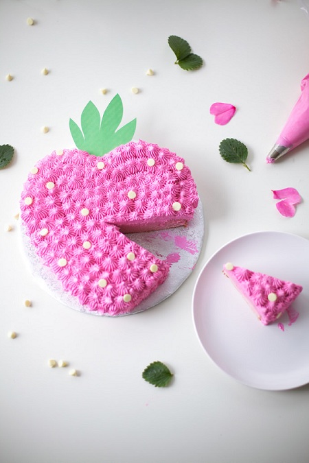 DIY เค้กสตรอว์เบอร์รีสีชมพู ไอเดียทำเค้กวันเกิดหวานแหวว DIY เค้กสตรอว์เบอร์รีสีชมพู ไอเดียทำเค้กวันเกิดหวานแหวว